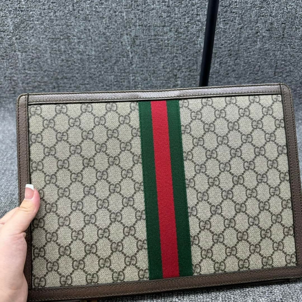 100% Authentic Gucci Leather Clutch - Picture 2 of 10